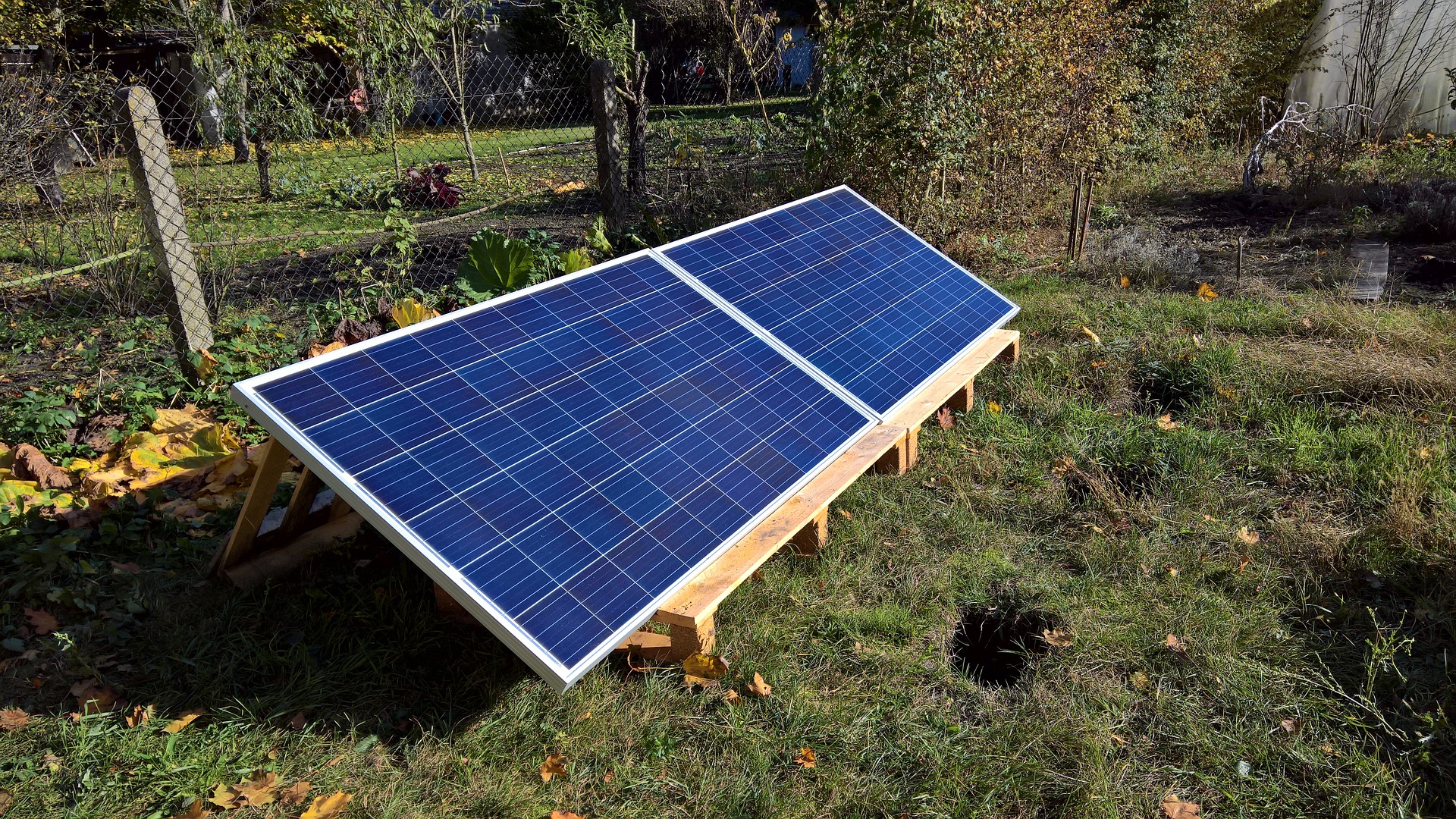 Solární panely můžete umístit také na zahradu